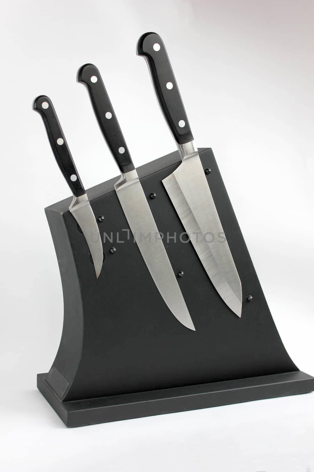 "The cook three" kitchen knifes on a magnetic support