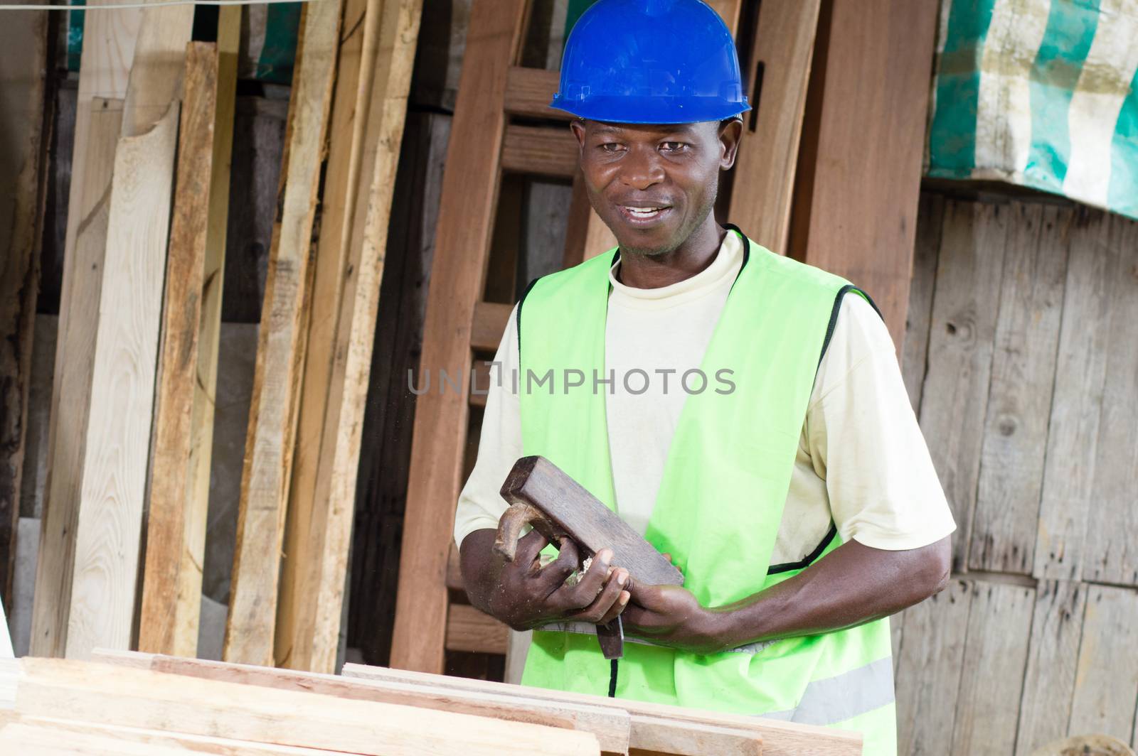 This joiner removes the wood model of the hole in the blade to his plane.
