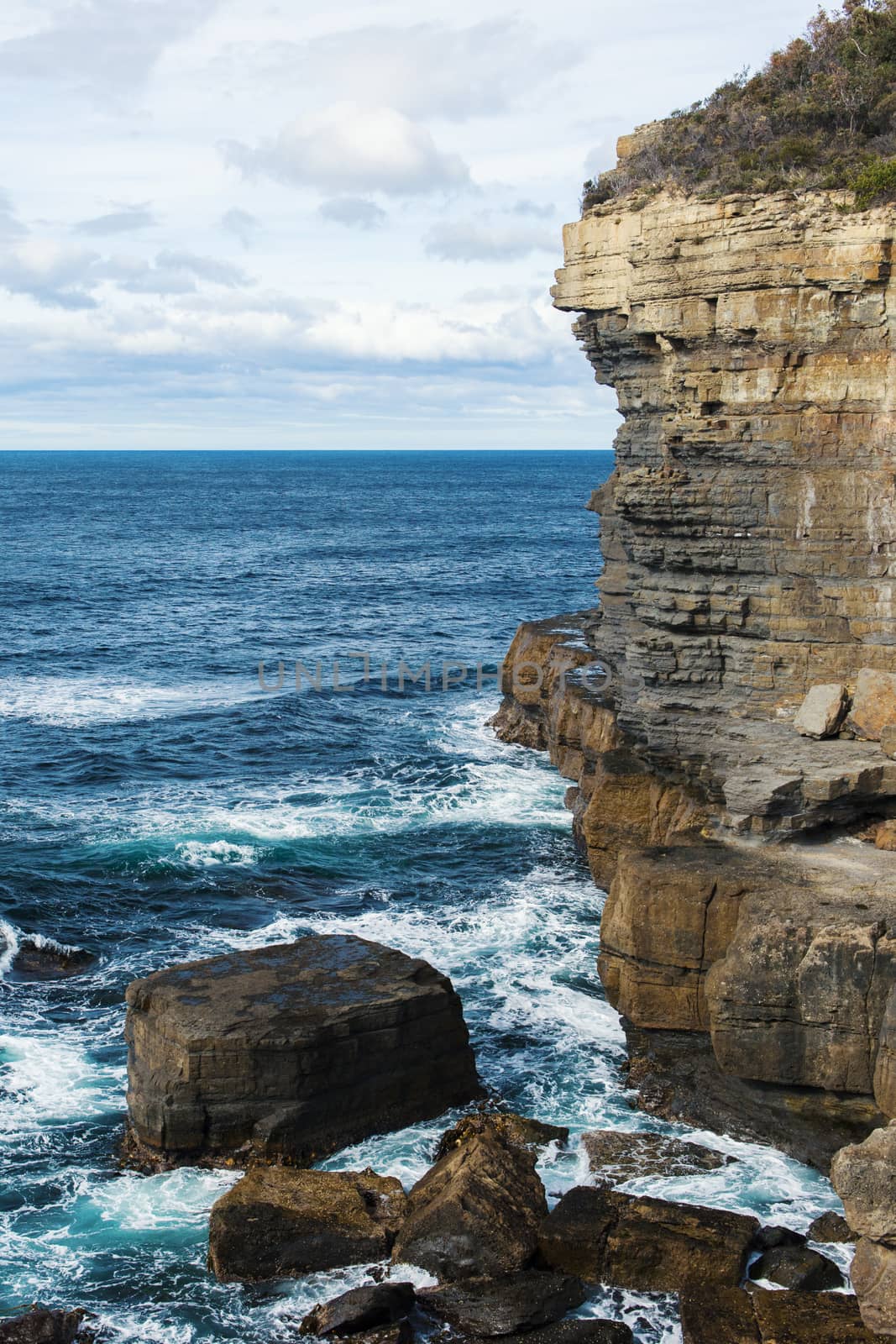 Daytime view of Devils Kitchen Beach, Eaglehawk Neck, Tasmania.