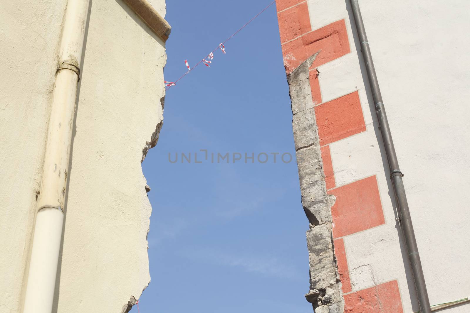 gap site between two walls