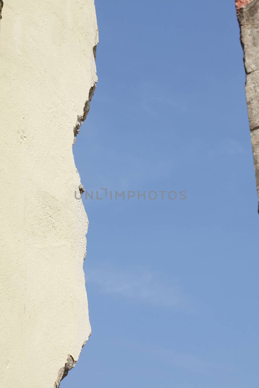 gap site between two walls