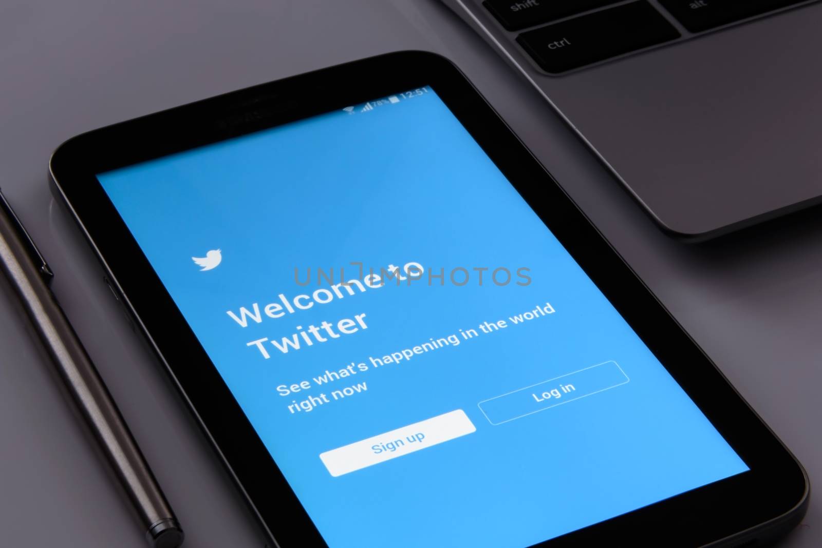 Twitter welcome screen by wdnet_studio