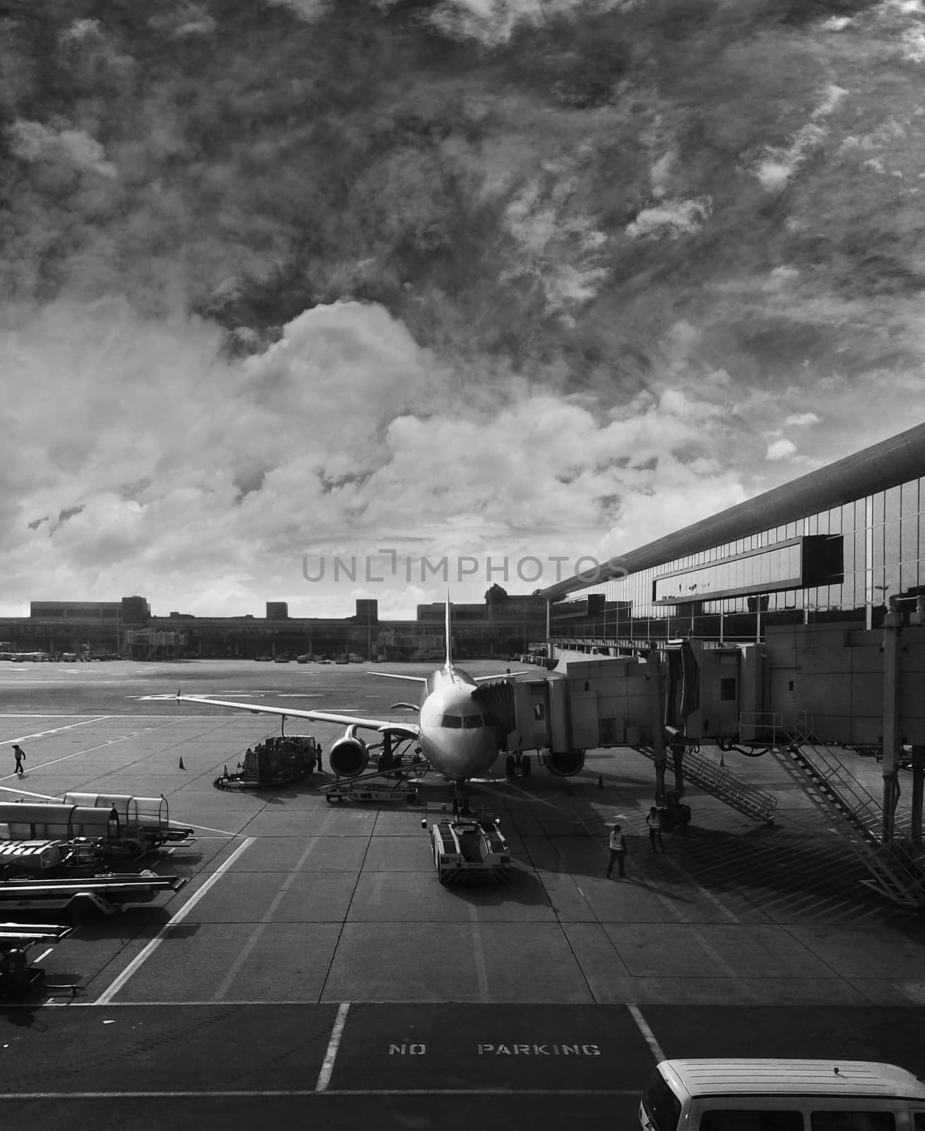 BLACK AND WHITE PHOTO OF AIRPLANE DOCKING