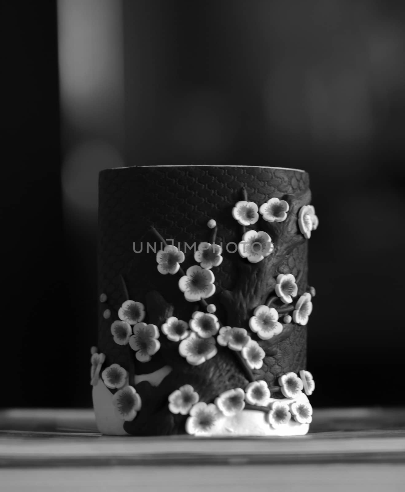 BLACK AND WHITE PHOTO OF PENCIL HOLDER