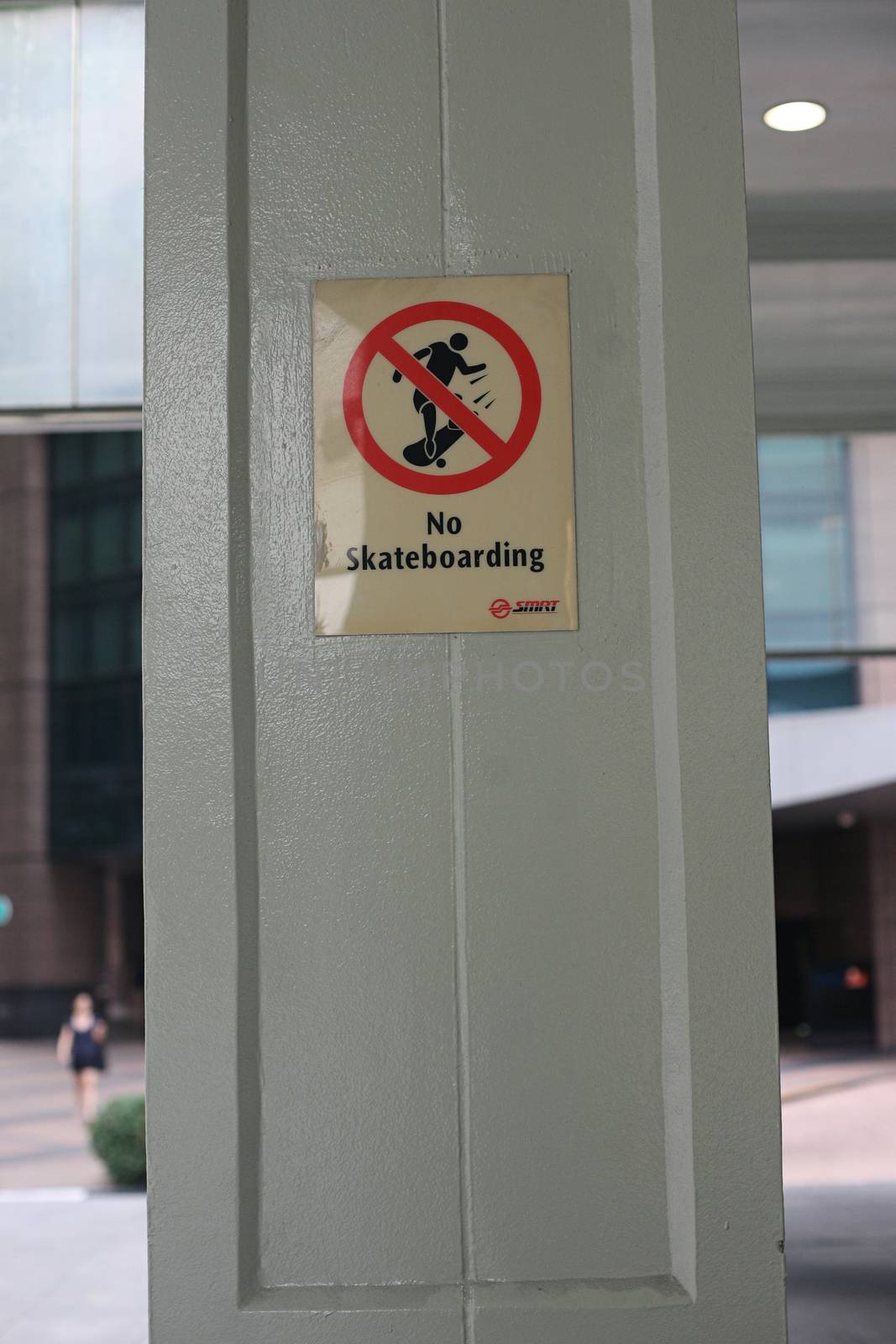 Close up of a sign that says no skateboarding