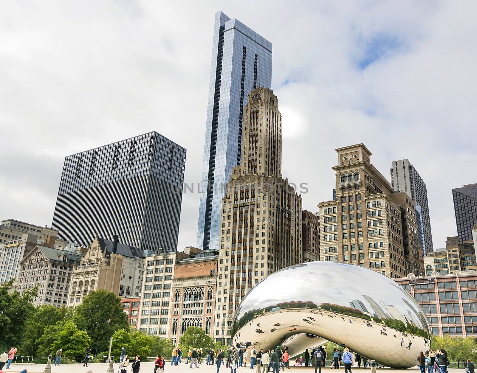 Cloud Gate in Millennium Park by rarrarorro