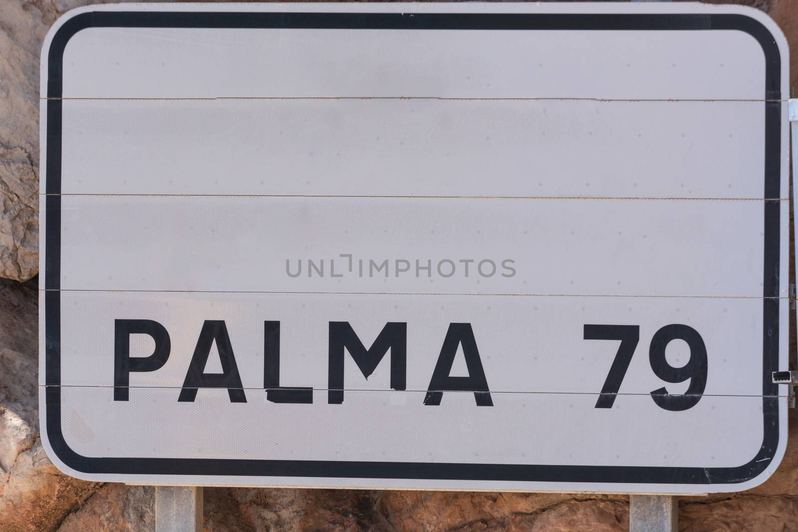 Road sign in Spain. Give the distance to the places Arta and Palma. Recording in Mallorca, Spain. Caption in Spanish.