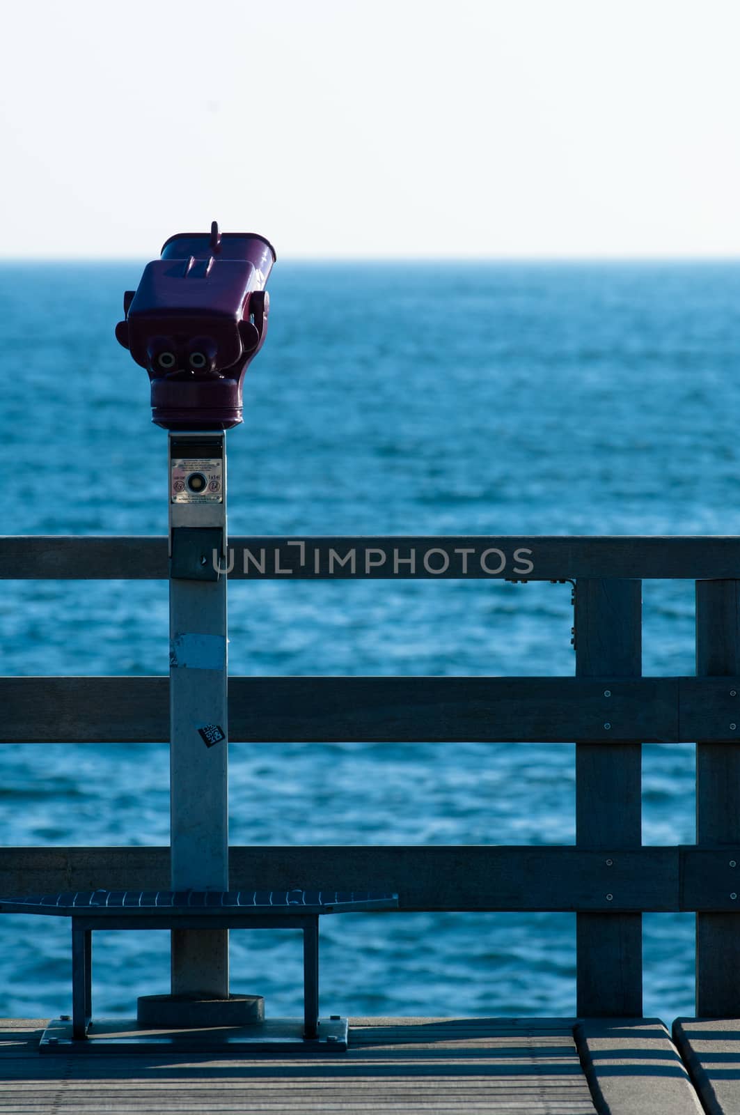 As see horizon can be seen from the end of the pier