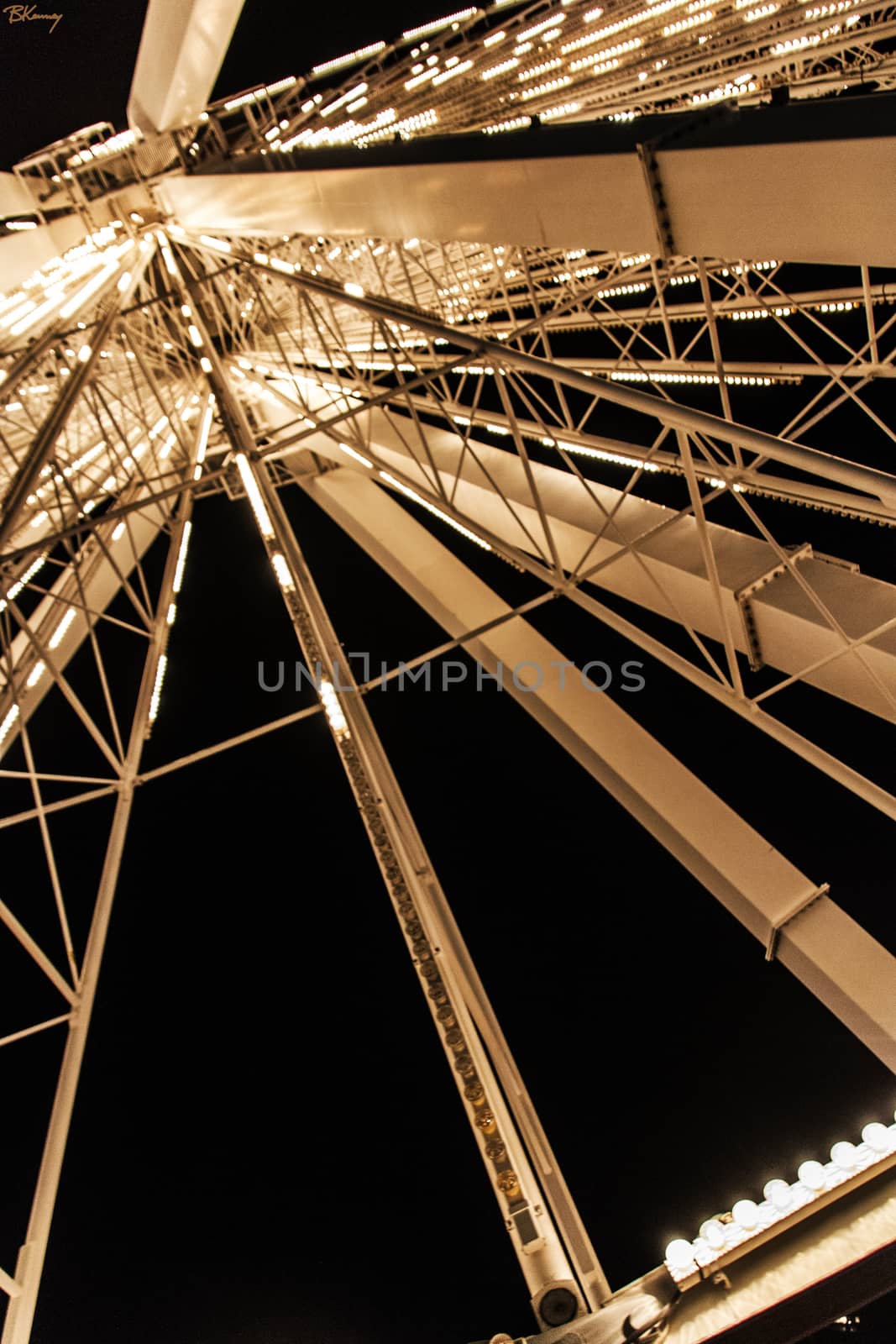 A Ferris wheel at night time.