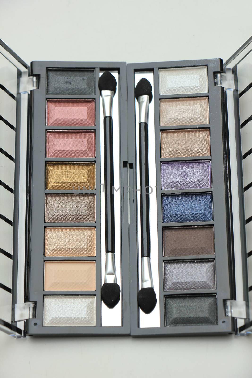 Eye shadow palette with various matching colors