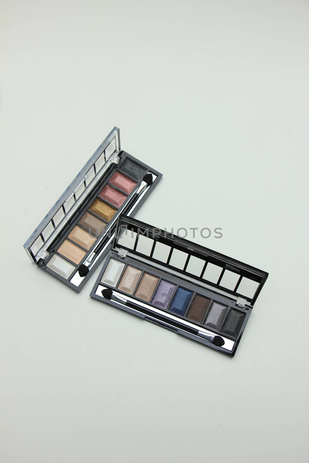 Eye shadow palette with various matching colors