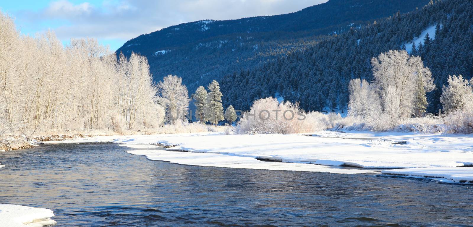 Frozen river by vanell