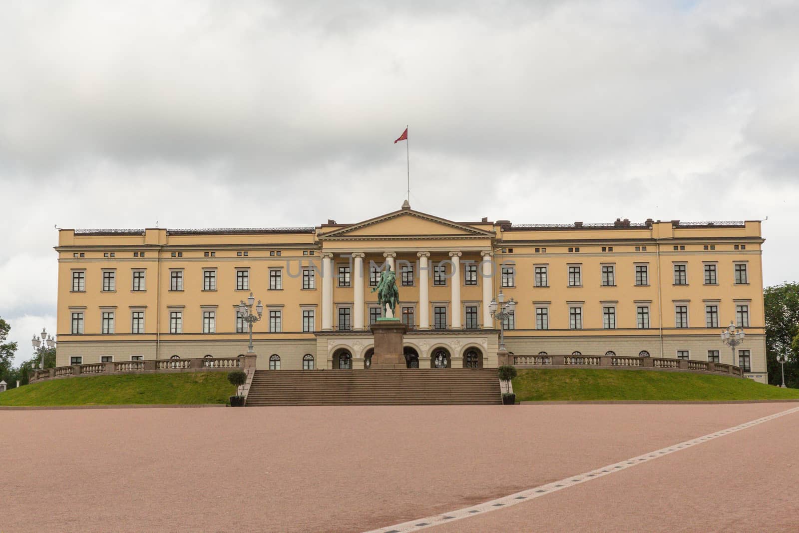 The Royal Palace in Oslo by chrisukphoto