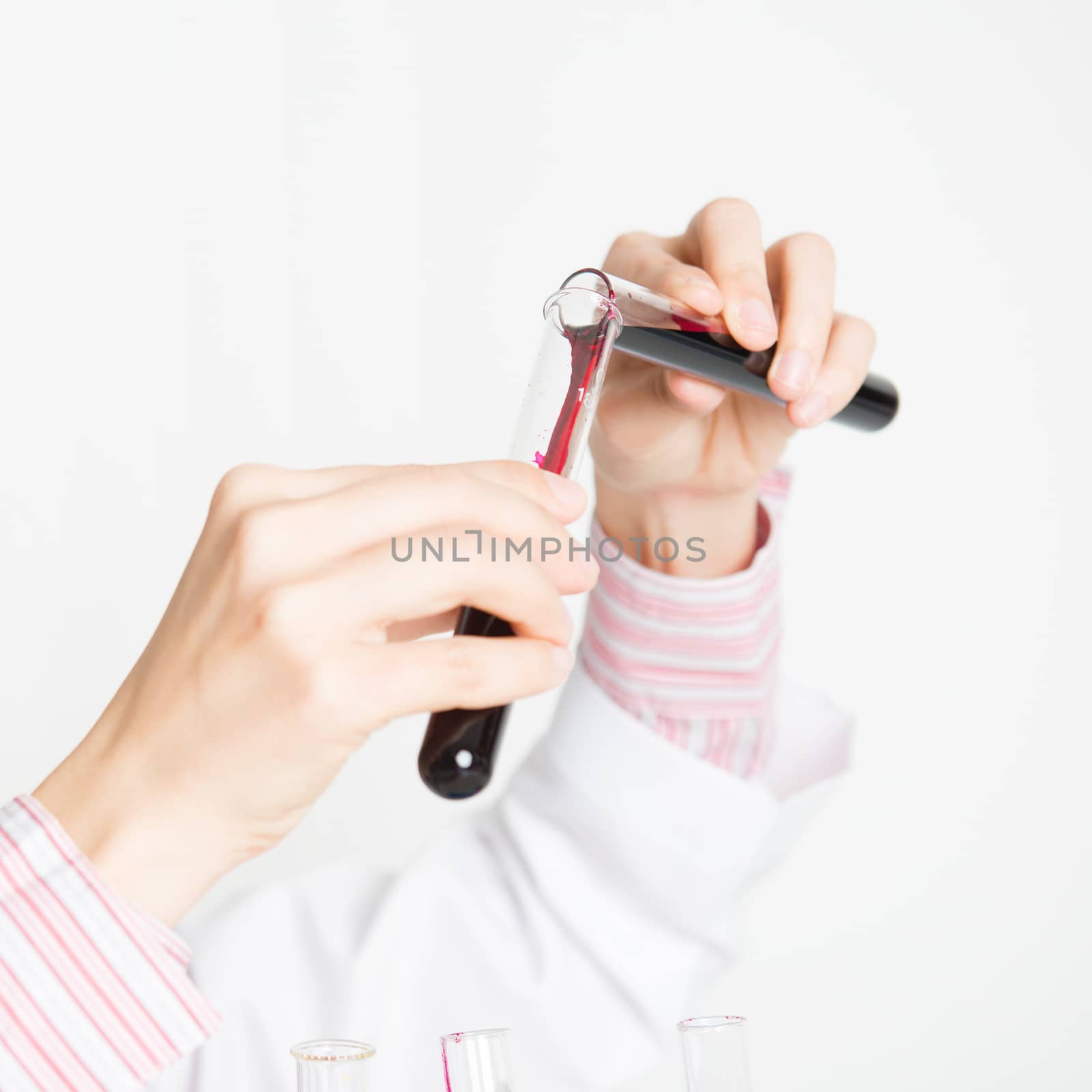 Close up hand of female scientist carrying out scientific research in a lab.