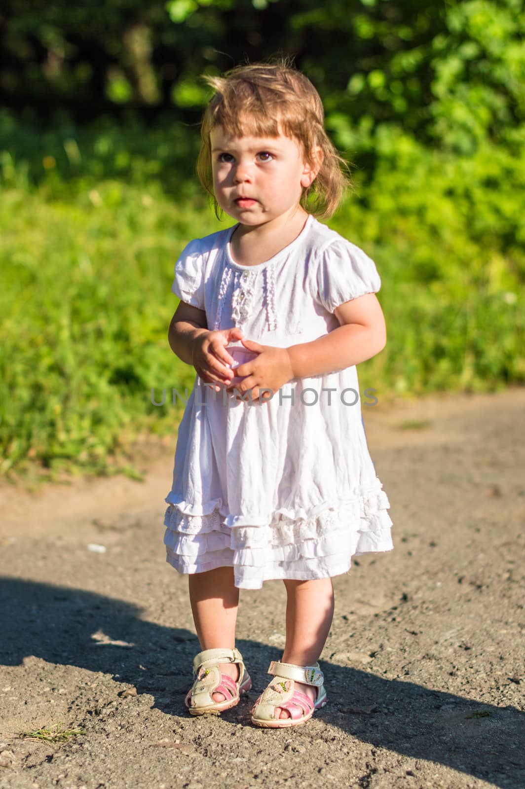 little girl walks in the Park by okskukuruza