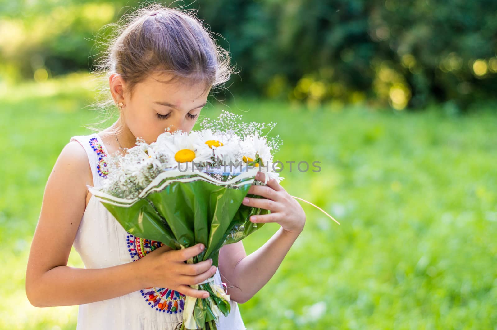 girl with a bouquet of daisies in the Park