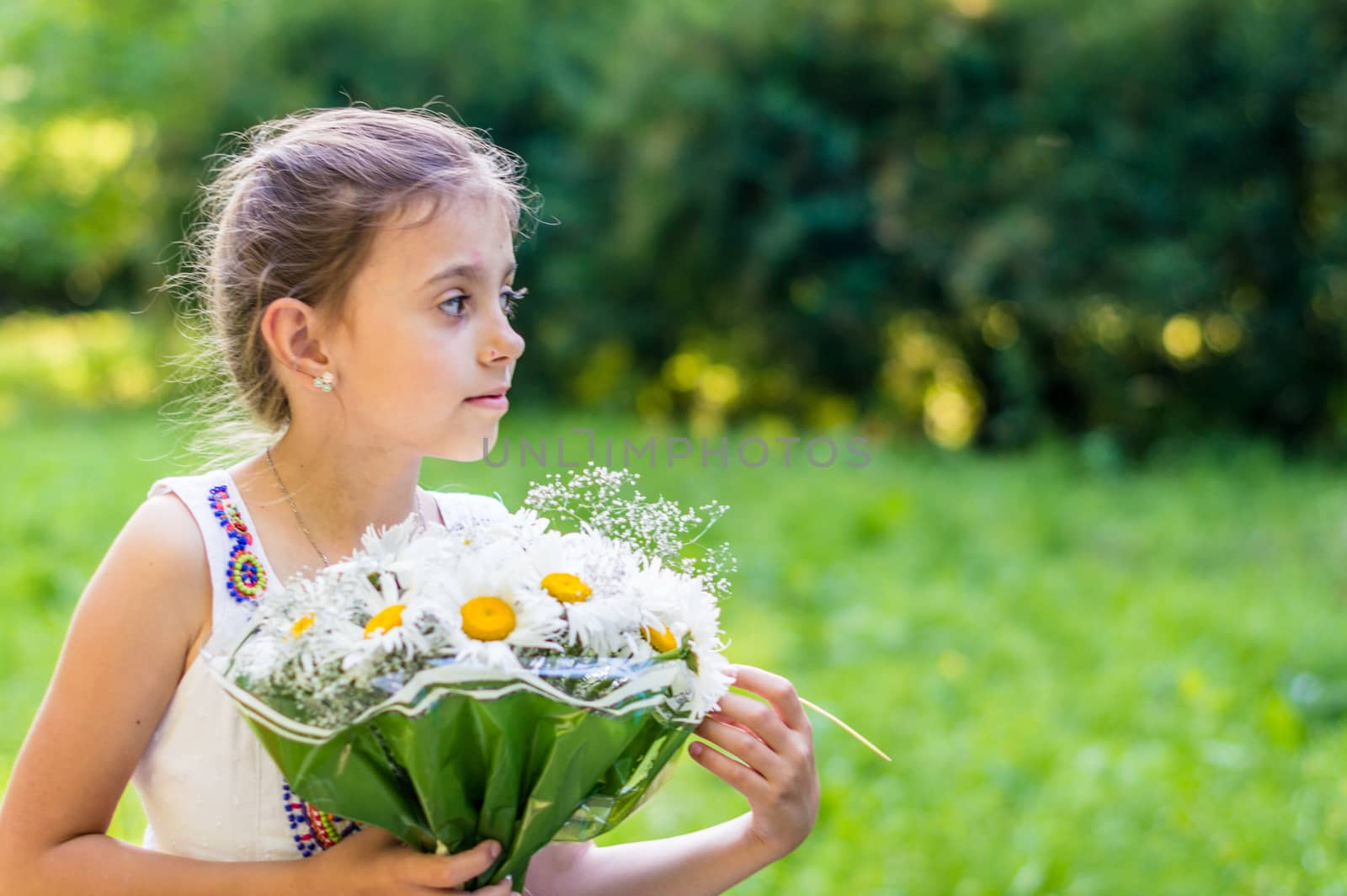 girl with bouquet of daisies by okskukuruza