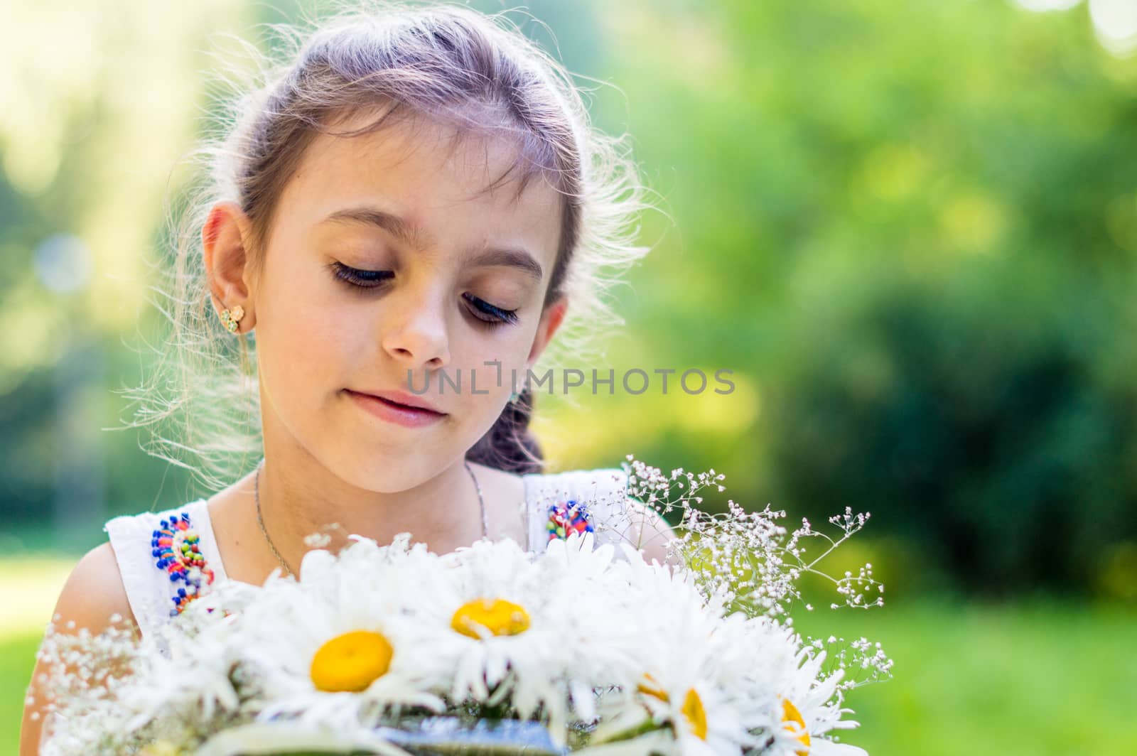 girl with bouquet of daisies by okskukuruza