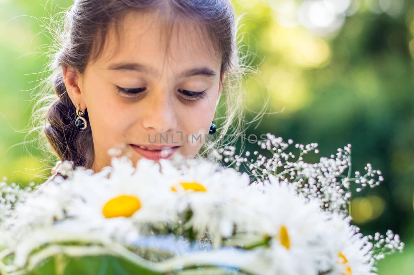 girl with bouquet of daisies by okskukuruza