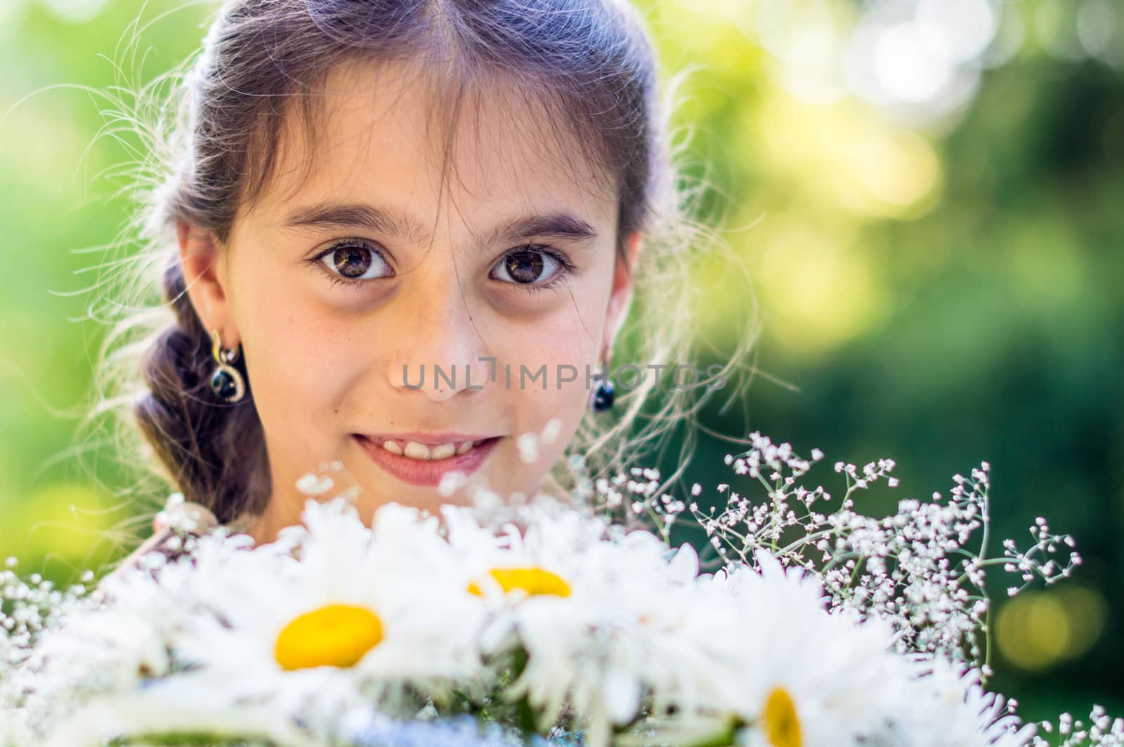 girl with a bouquet of daisies in the Park