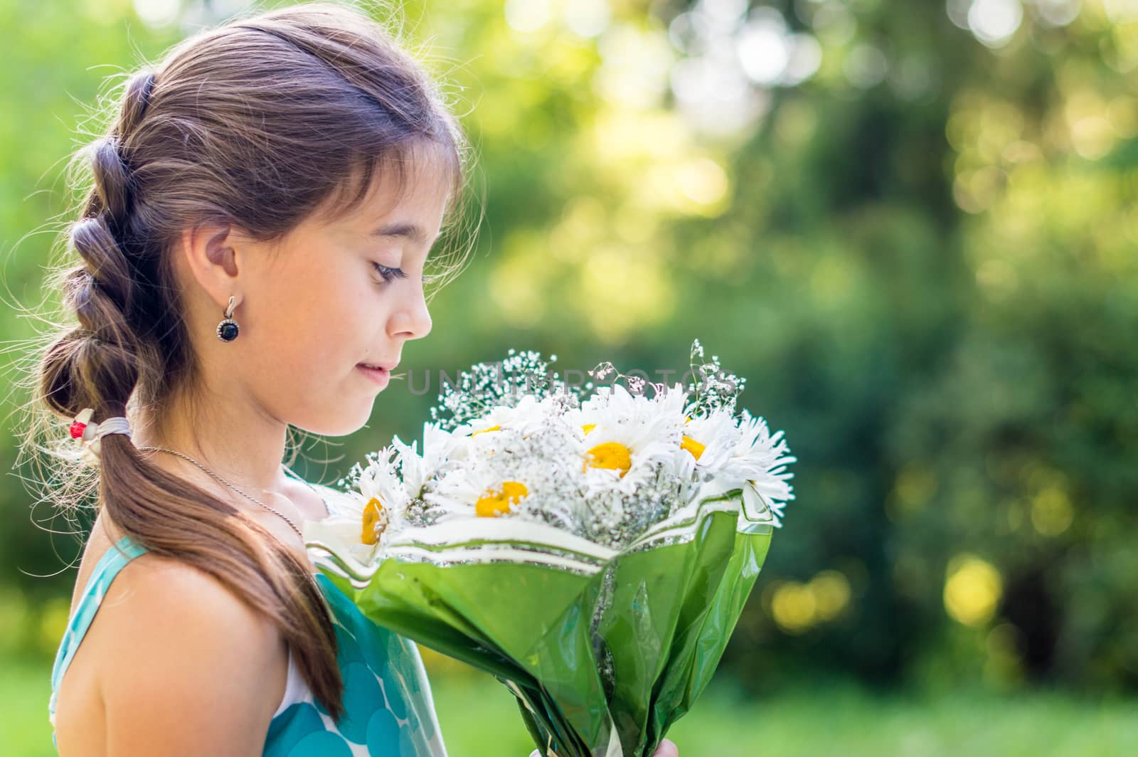 girl with a bouquet of daisies in the Park