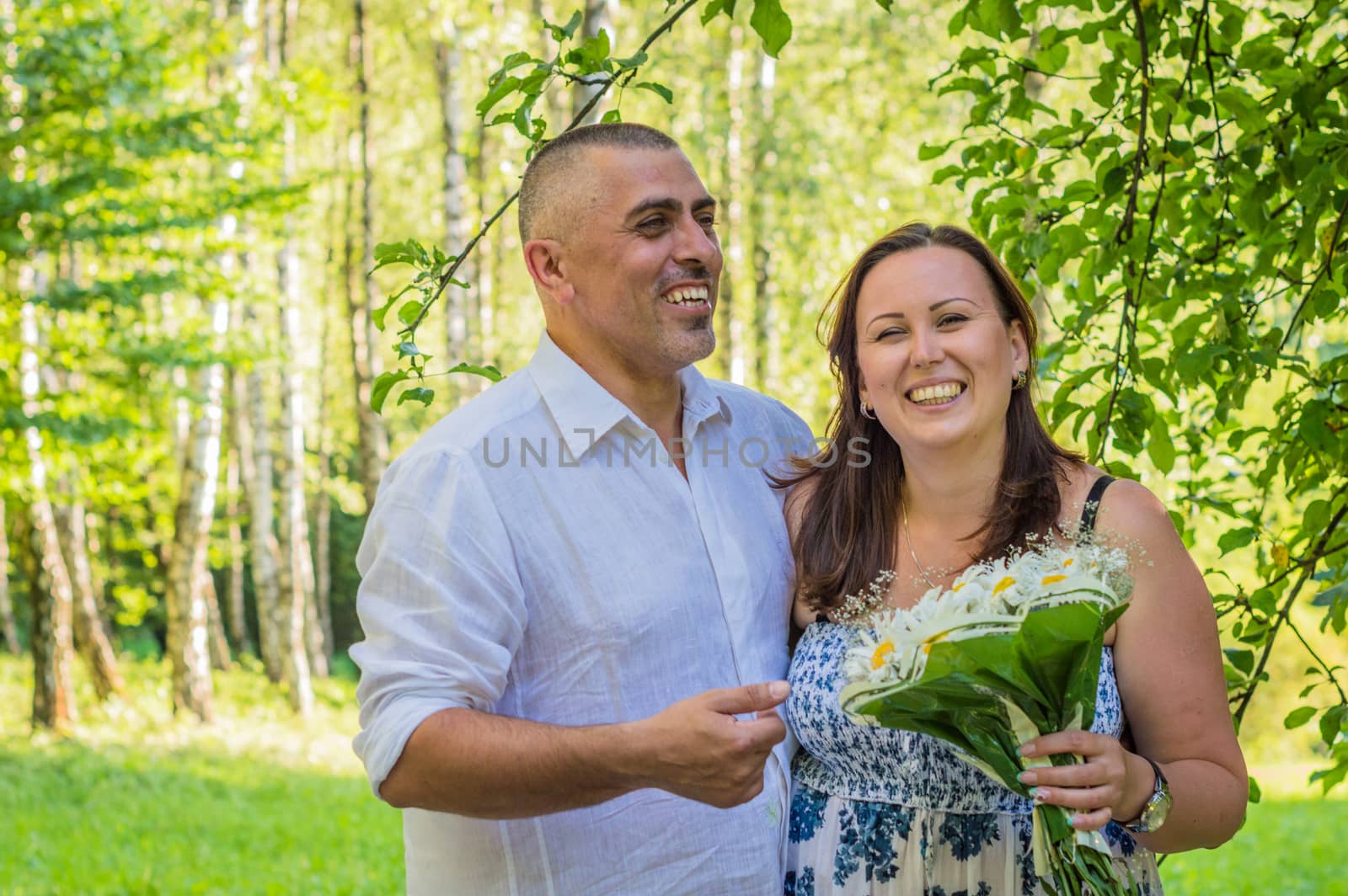 husband with wife and a bouquet of daisies in the Park