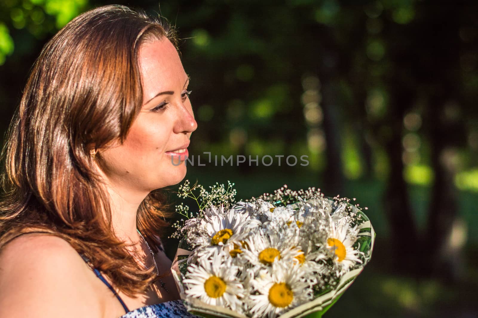 woman with a bouquet of daisies in the Park