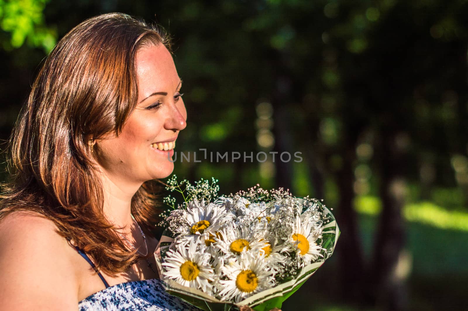 woman with a bouquet of daisies in the Park