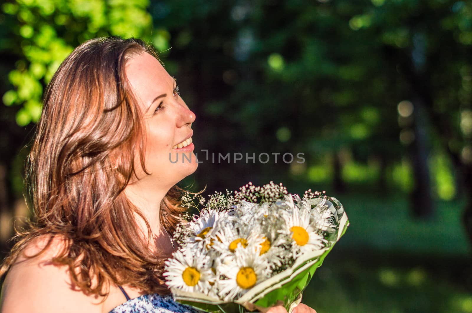 woman with bouquet of daisies by okskukuruza