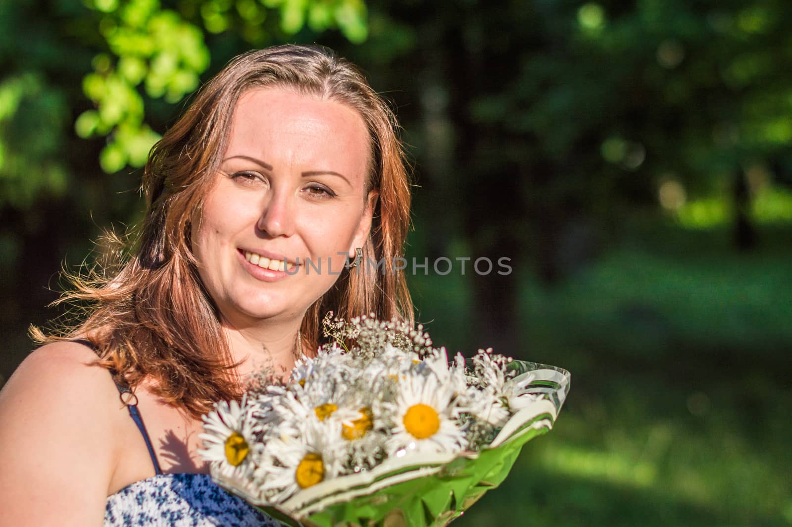 woman with bouquet of daisies by okskukuruza