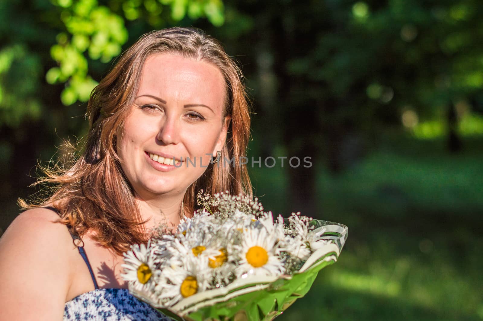 woman with a bouquet of daisies in the Park