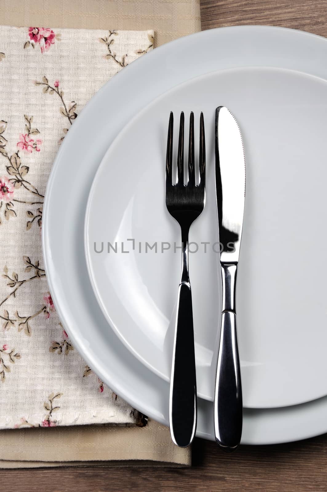 Dining etiquette - I still eat, finished. Fork and knife signals with location of cutlery set.
