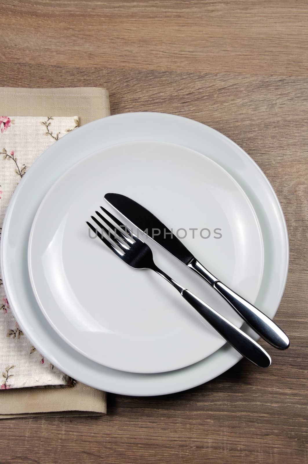 Dining etiquette - I still eat, Finished position. Fork and knife signals with location of cutlery set