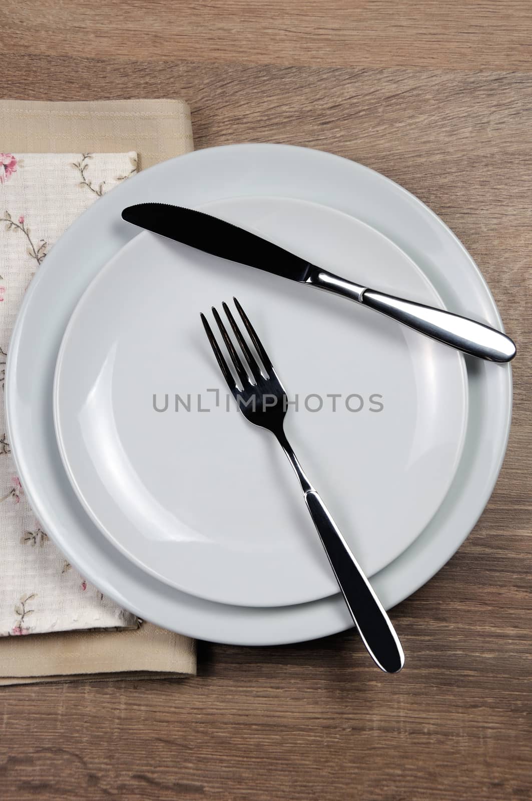Dining etiquette - I still eat, Resting position. Fork and knife signals with location of cutlery set
