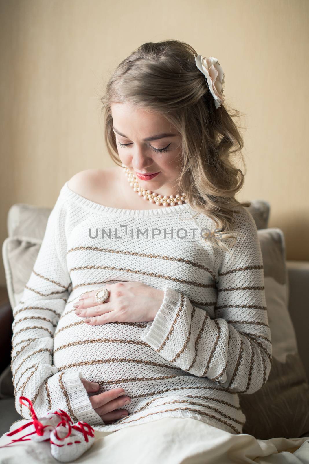 Portrait of a pregnant woman in the room