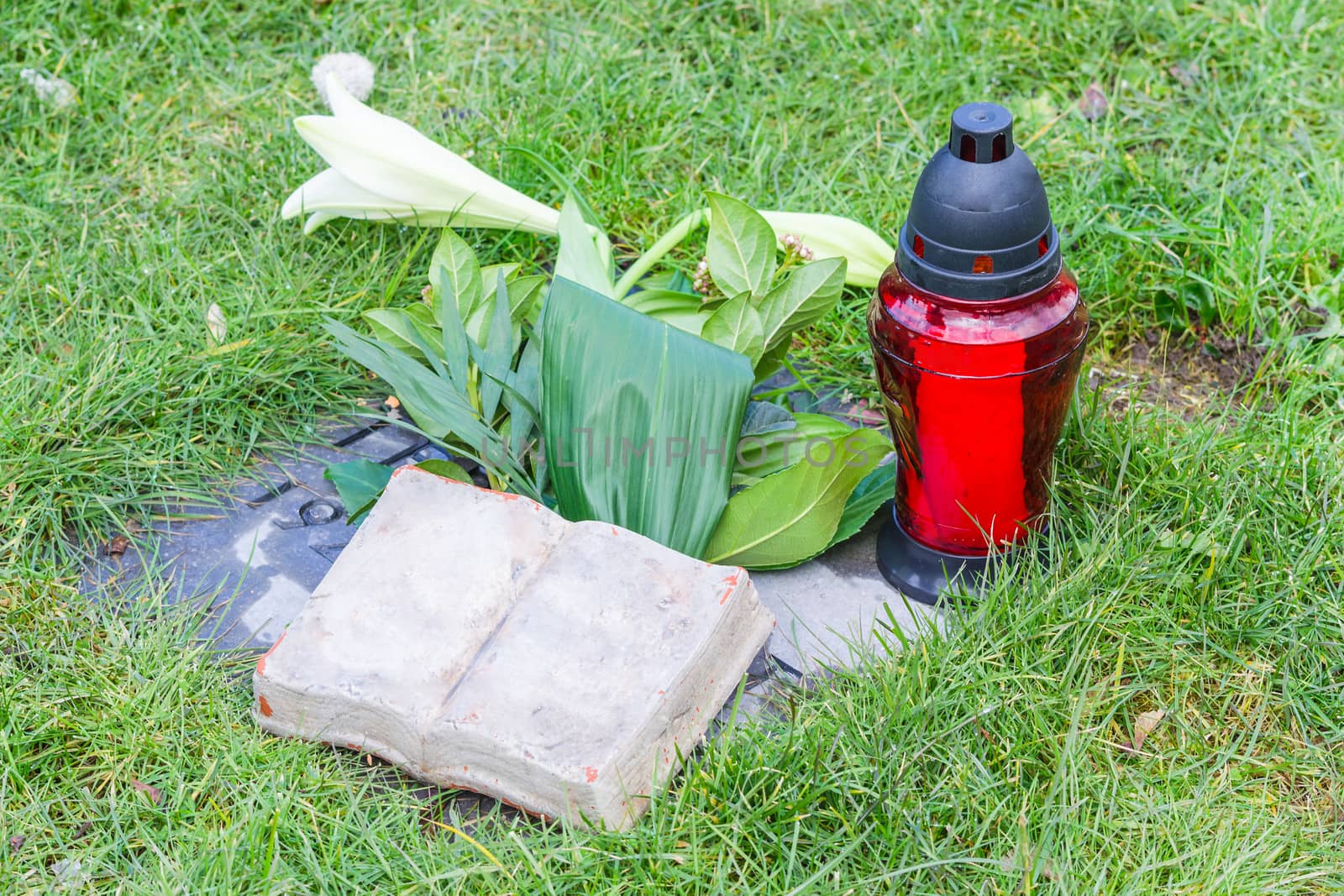 Grave decoration on a grave slab of a lawn grave.