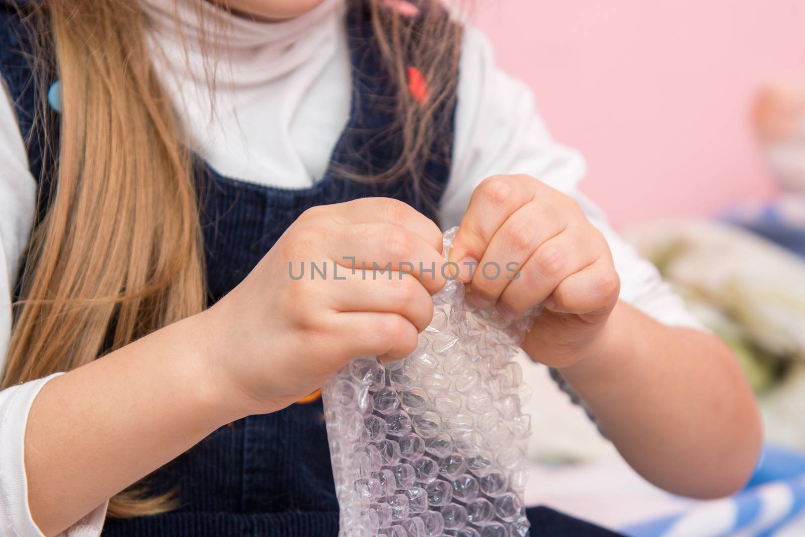 The child eats bubbles on the packaging bag