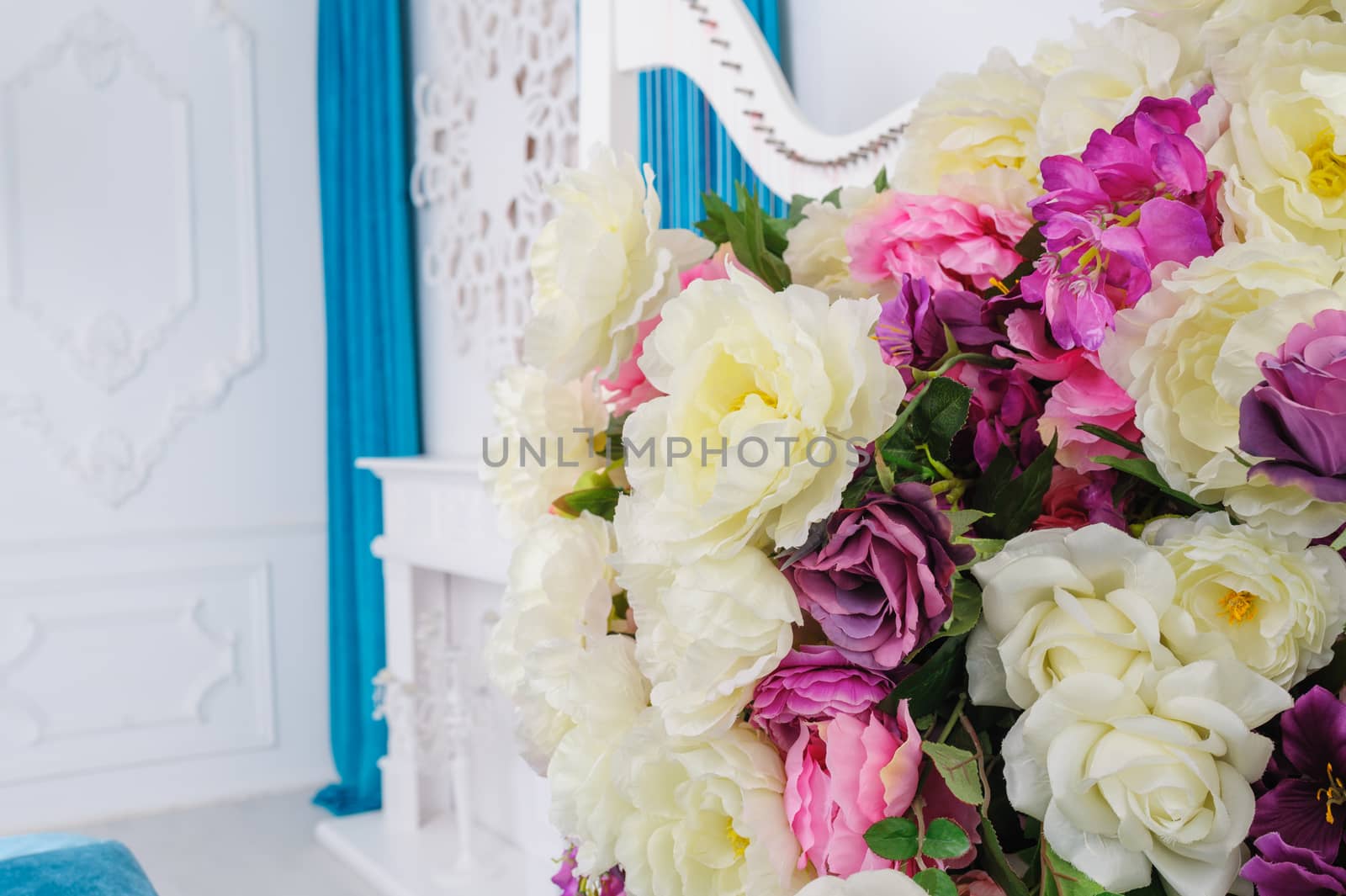 beautiful decoration of flowers in the interior by timonko