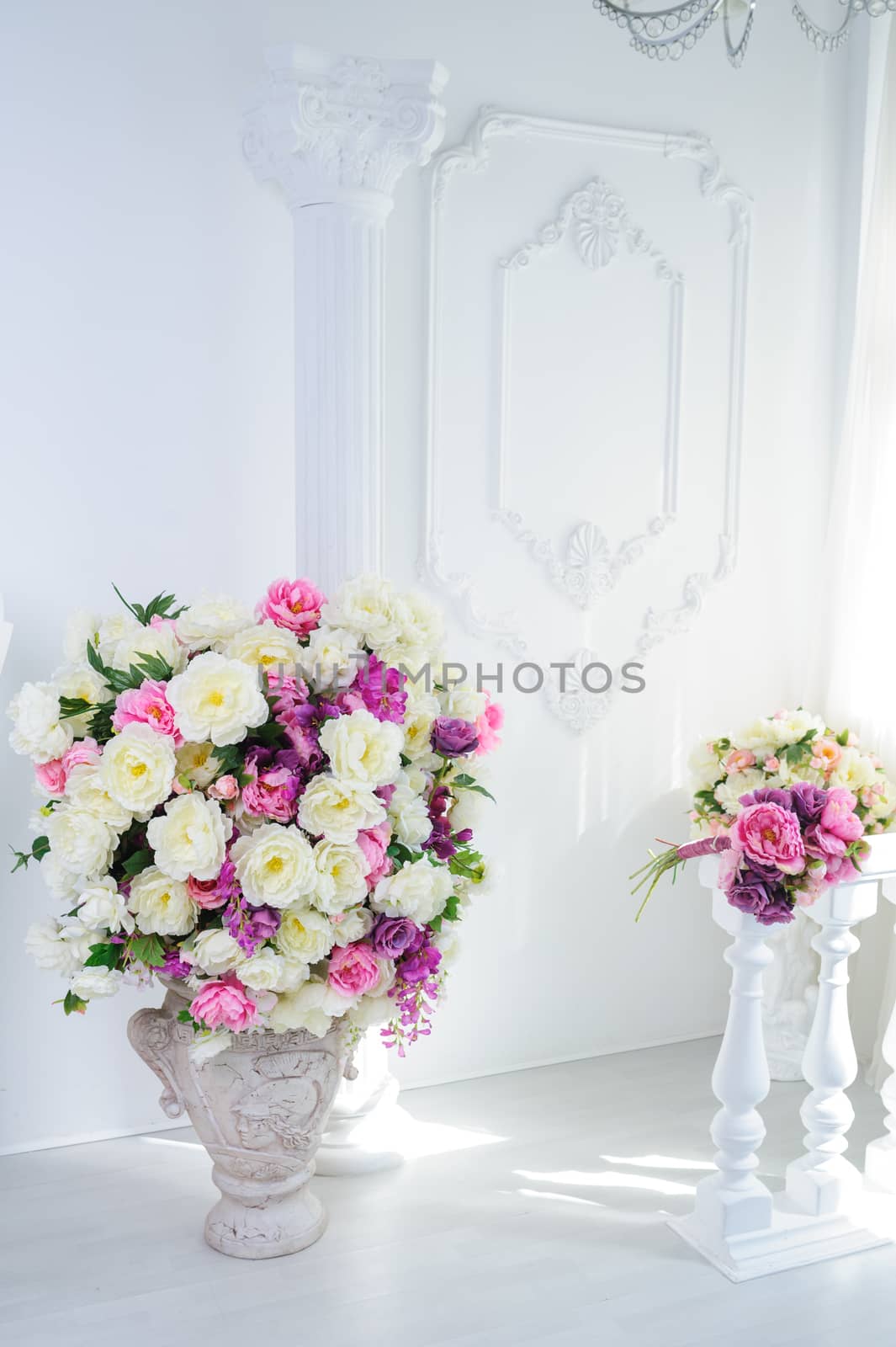 beautiful decoration of flowers in the interior by timonko