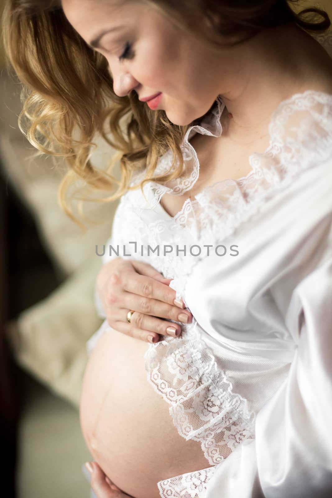 Portrait of pregnant woman by okskukuruza