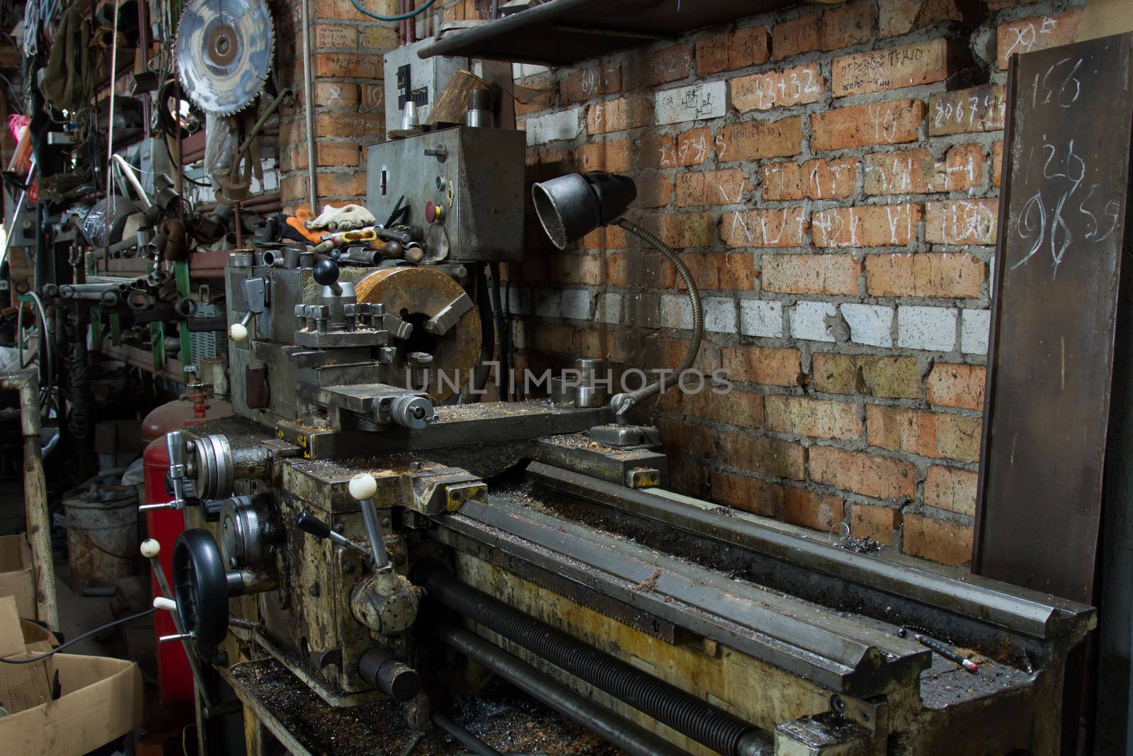 Electrical grinding machine bench grinder. Old and dirty drilling machine in factory. Foto