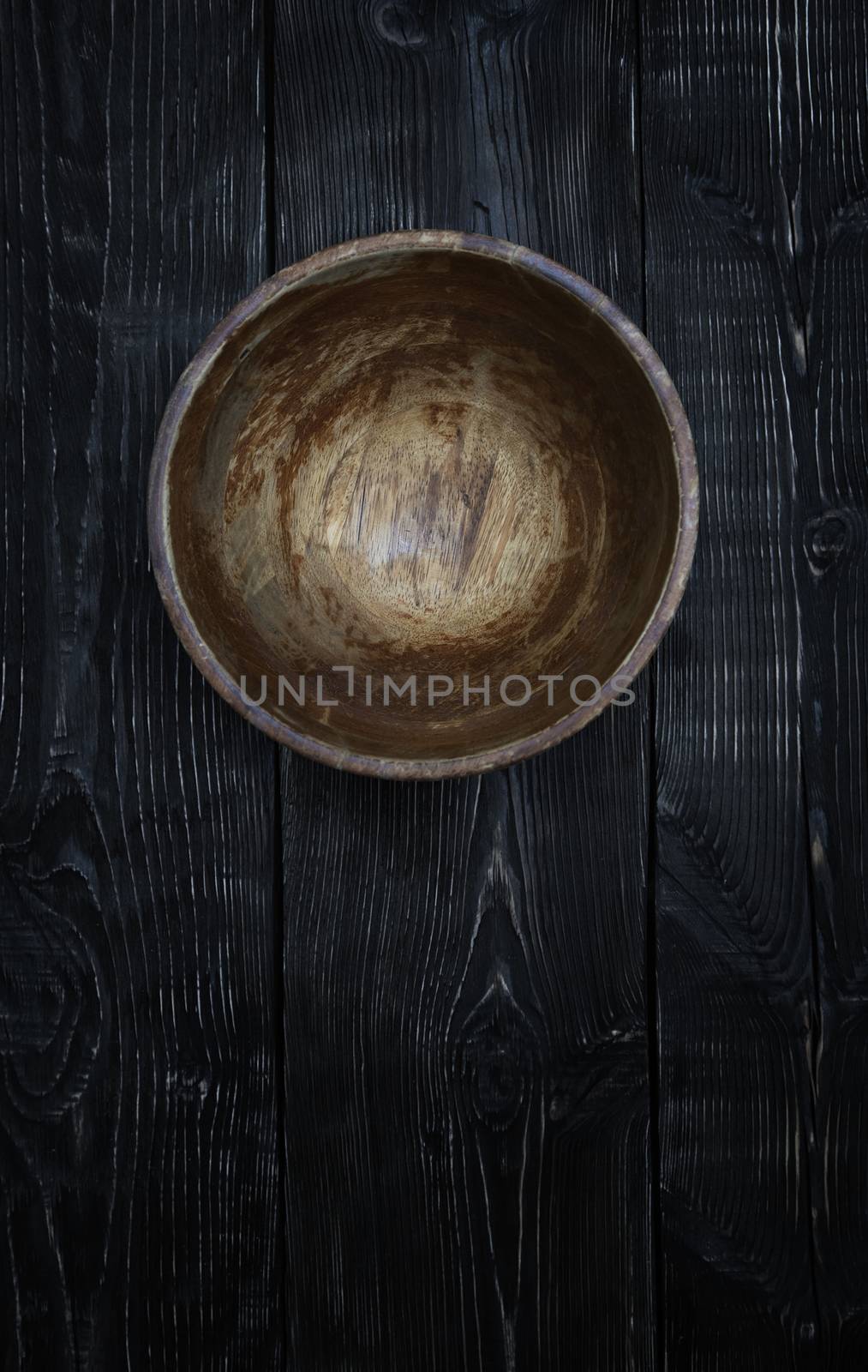 Empty wooden bowl by Novic
