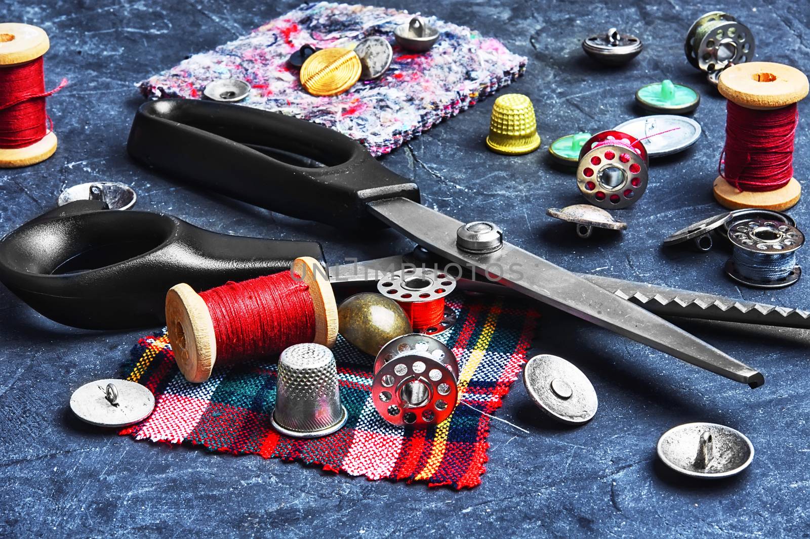 Scissors for cutting fabrics,patterns, fabrics,thread and buttons