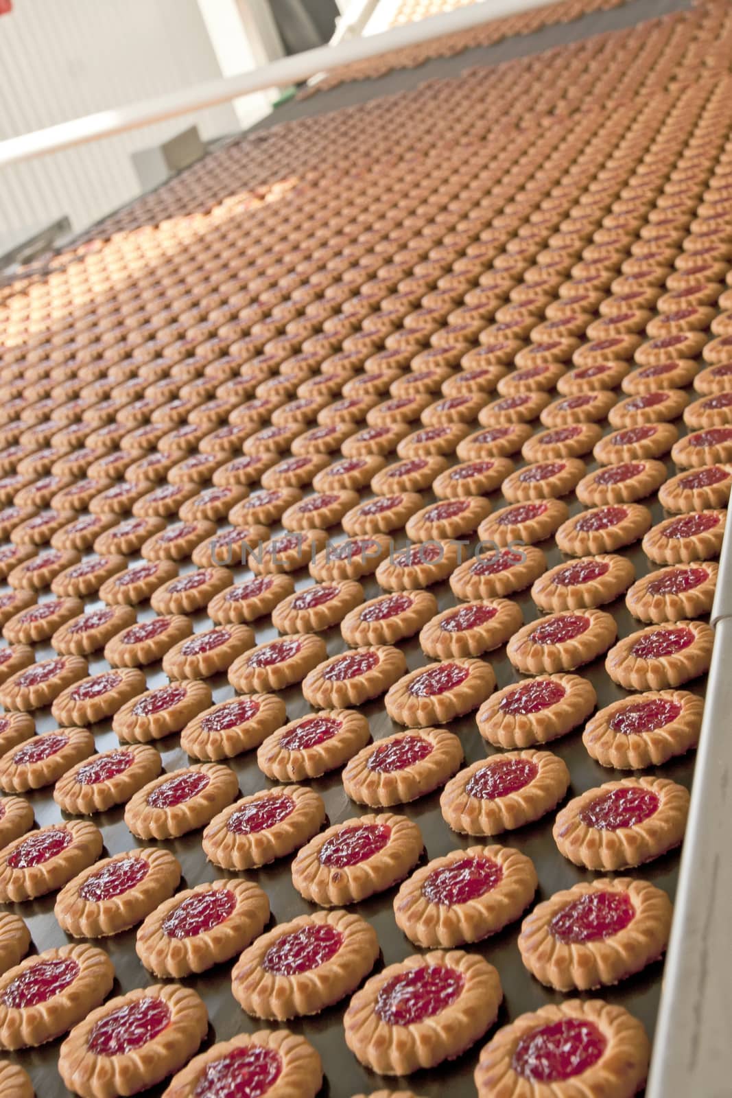 Production line of baking  jam cookies