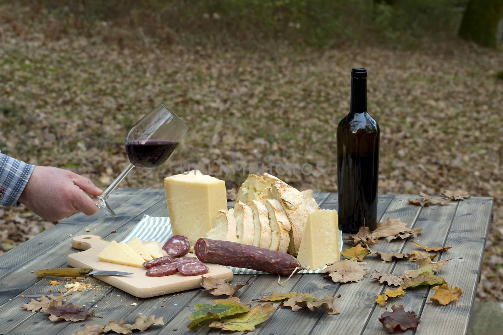 On the table in the wood pours drink the wine in the glass.