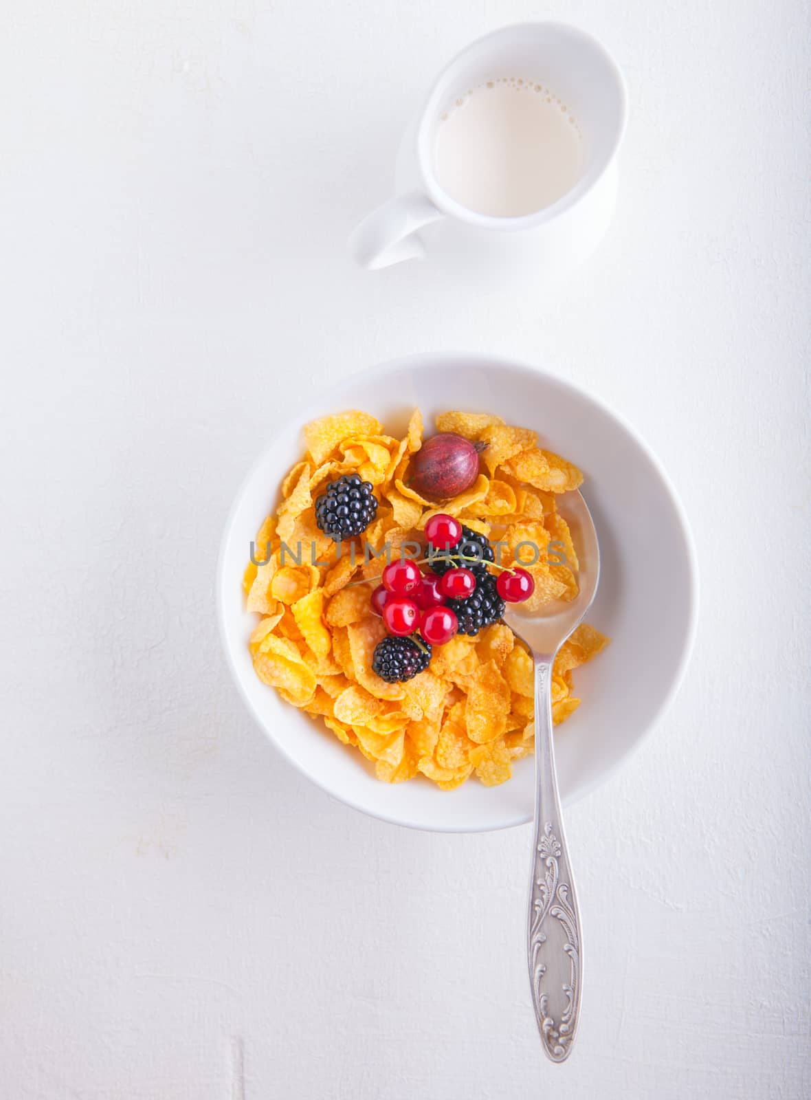 A fresh bowl of corn flakes served with berries