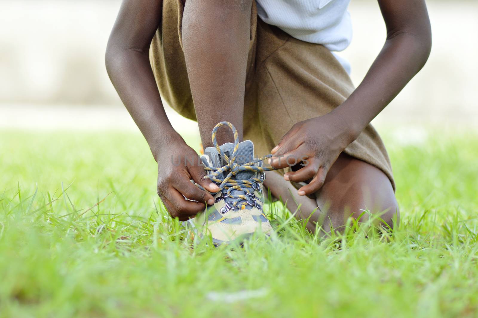 child knee, tie his shoes lances to run better.