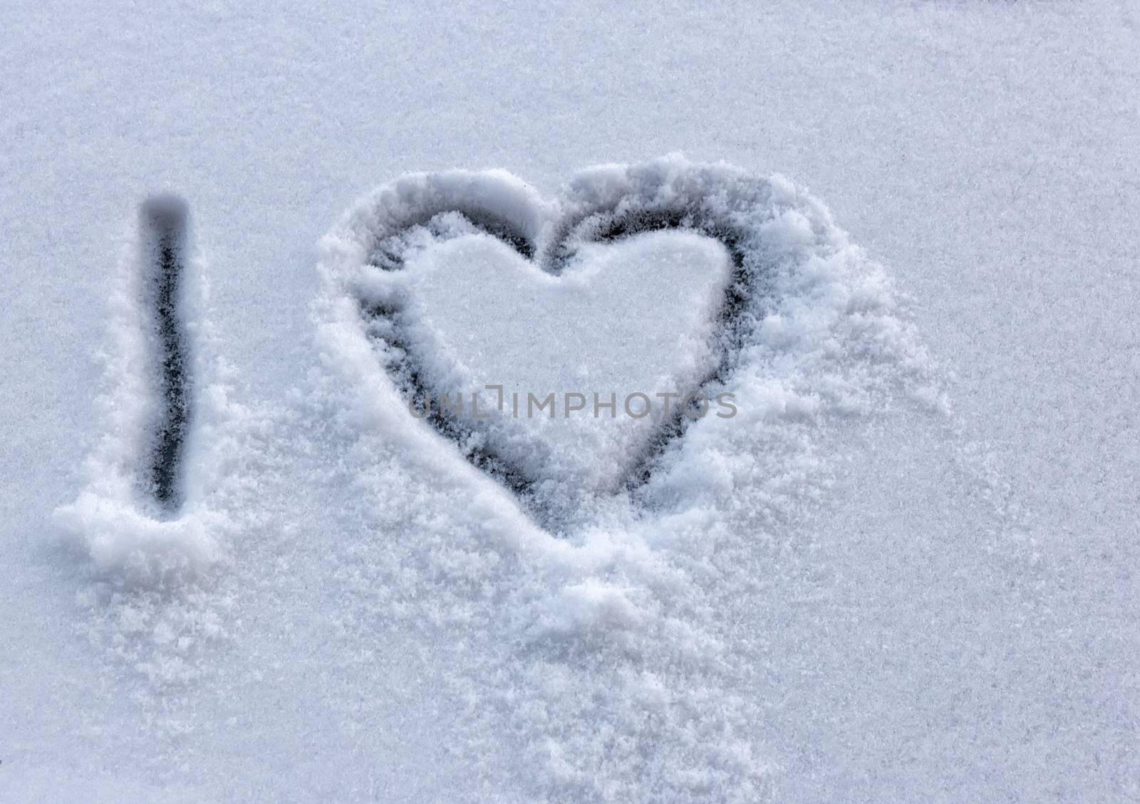 I love, drawn in the snow