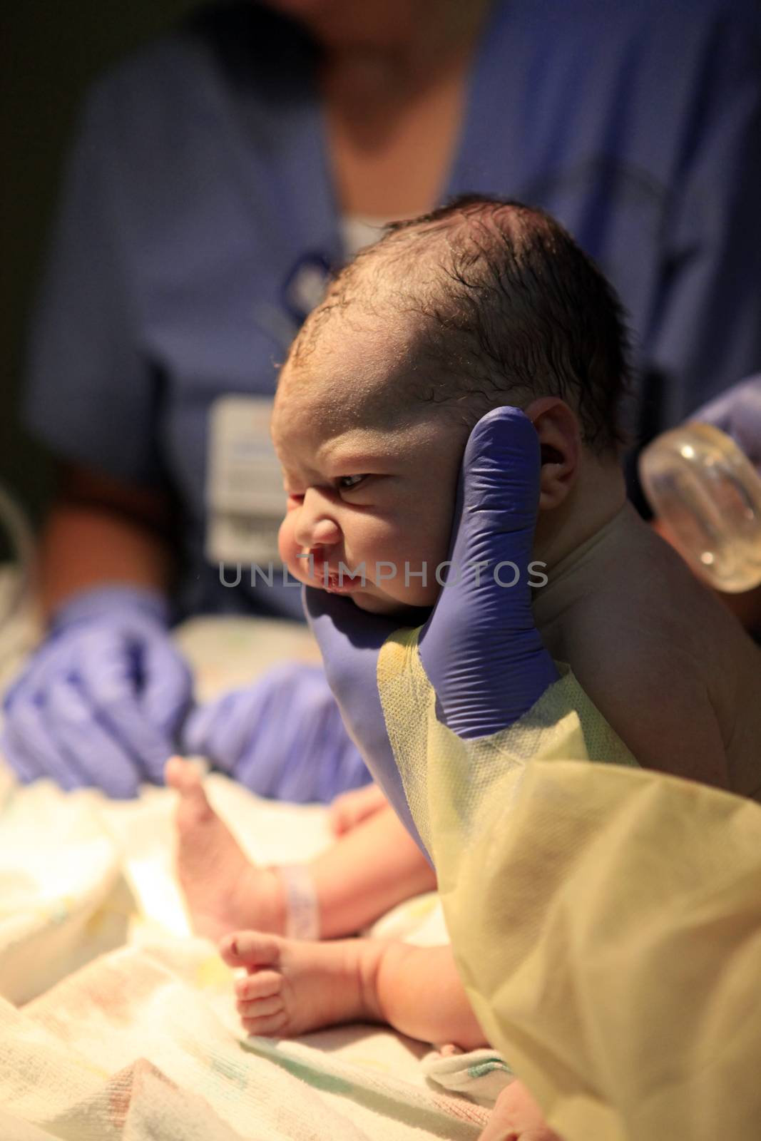 The first minutes of life of the newborn girl