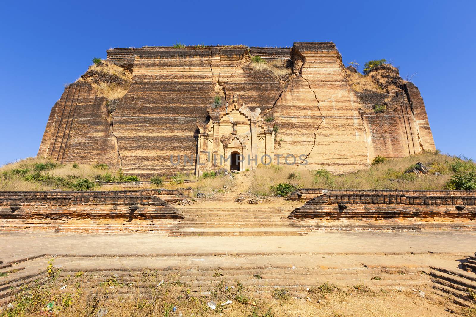 Ruined Pagoda in Mingun Paya / Mantara Gyi Paya  by cozyta